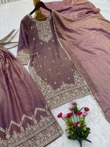 Ensemble Kurta traditionnel indien pakistanais en soie violette pour femmes, longueur au sol, avec dupatta, coupe régulière, tenue ethnique toutes saisons - Product Image 4