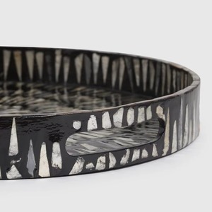 Plateau de service rond noir avec incrustation de coquillages, motif mosaïque rayonnant en nacre et poignées latérales pour décoration de table - Product Image 3