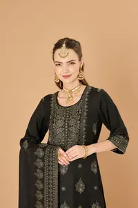 Tela Viscosa Premium Sin Coser Safaa Zardozi para Vestidos de Invierno para Mujer - Traje Salwar Kameez Jacquard de 3 Piezas - Product Image 3