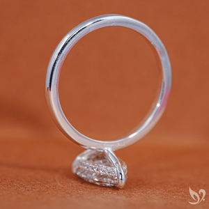 Anillo de Compromiso con Diamante Cultivado en Laboratorio, Corte Pera, 2CT, Certificado por IGI |   Anillo solitario de oro macizo de 10 quilates con halo oculto - Product Image 3