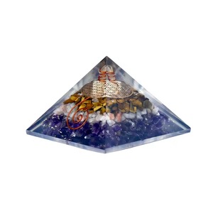 Pyramide de cristal de luxe avec éclats de pierre de soleil œil de tigre, pyramide de cristal d'améthyste faite à la main avec éclats de pierres précieuses et incrustation de bobine de cuivre - Product Image 1