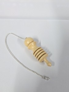 Pendule en bois de rose égyptien Karnak fait main pour la radiesthésie - Métaphysique, Nouvelle Ère, Prix raisonnable chez Amayra Crystals - Product Image 3