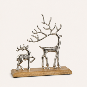 Figura Navideña Premium de Reno y Ciervo en Metal Plateado, Escultura Elegante de Aluminio Texturizado sobre Base de Madera Resistente para las Fiestas - Product Image 1