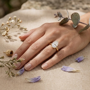 Anillo de compromiso unisex hecho a mano con moissanita ovalada cultivada en laboratorio, certificada por GRA, de tres puntas, chapado en oro de 14K, de lujo, modelo Pigeon. - Product Image 5