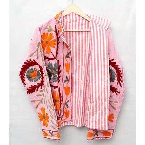 Chaqueta Varsity Rosa con Bordado Floral, Cuello Mao, Manga Larga, Transpirable y Ecológica para Mujer - Product Image 3