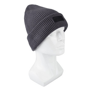 Bonnet tricoté unisexe personnalisé avec logo, gris côtelé en acrylique, style bonnet de pêcheur à revers avec patch en cuir noir - Product Image 1