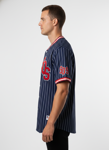 Camiseta de béisbol clásica con corte moderno y bordado personalizado para equipos deportivos profesionales y amantes del deporte. - Product Image 3