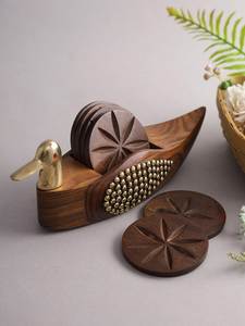 Juego de posavasos de madera artesanal con detalles en latón, artísticamente diseñados como un pato estilizado o un bote tradicional. - Product Image 1