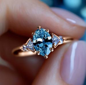 แหวนหมั้นและแหวนวันครบรอบแต่งงาน Aurora Belle ประดับด้วยมอสซาไนต์รูปไข่ 2 กะรัต ดีไซน์หรูหรา ตัวเรือนเงินแท้ชุบทอง 14K - Product Image 4