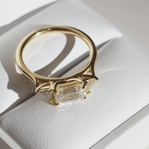 Anillo de compromiso de oro blanco de 10 quilates con moissanita de corte esmeralda y piedras triangulares laterales, anillo de tres piedras de oro macizo para mujer - Product Image 2