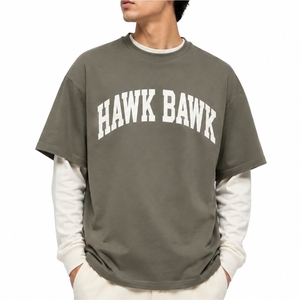 Camiseta de doble capa para hombre, estilo casual con mangas en capas, ajuste cómodo y moderno, estilo urbano para hombre. - Product Image 1