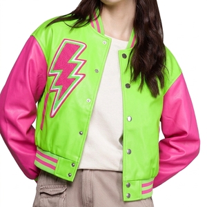 Chaqueta Varsity Azul Claro con Bloques de Color Plateado para Hombre, Chaqueta Bomber de Béisbol con Bordado de Copos de Nieve y Cuero PU - Product Image 3