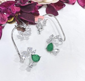Pendientes elegantes con acabado plateado y circonitas de la mejor calidad para mujeres y niñas, ideales para looks de noche y fiestas. - Product Image 2