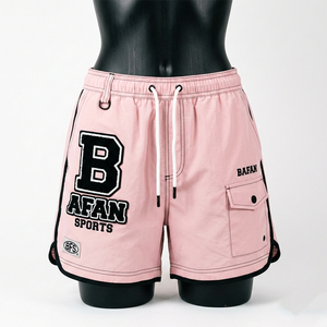 Shorts de baño para mujer, 140 GSM, secado rápido, forro de malla de poliéster, color rosa con paneles laterales negros, parche de chenilla, logotipo personalizado. - Product Image 5