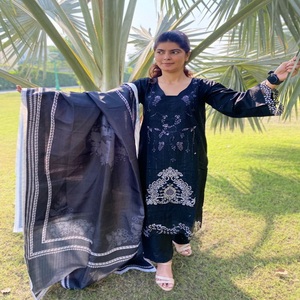 Derniers vêtements d'hiver Khaddar de qualité supérieure pour femmes, Salwar Kameez brodé, vêtements indiens et pakistanais - Product Image 1