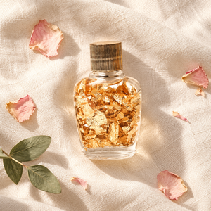 Agua de Aniación Premium en Envase de Vidrio Soplado a Mano con Escamas Doradas, para Uso Religioso, Pooja y Ceremonias Espirituales - Product Image 6