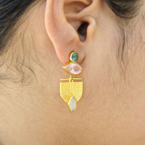 Pendientes geométricos de calcedonia hidroquarzo hechos a mano, chapados en oro de 18k, latón texturizado, cierre a presión, joyería de diseño llamativa. - Product Image 4