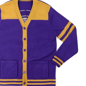 Cárdigan Escolar de Invierno para Hombre, Diseño Personalizado OEM del Fabricante, Color Morado Dorado, Acrílico, Tejido con Patrón, Manga Larga, con Botones - Product Image 2