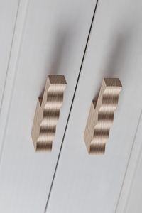 Poignée de meuble en bois ondulée moderne, faite à la main, forme irrégulière, en chêne, pour tiroir, artisanat naturel, décoration intérieure, poignées de meuble en bois - Product Image 5