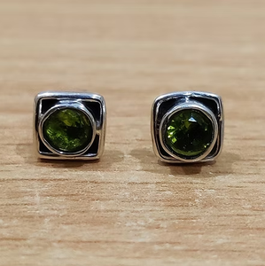 Boucles d'oreilles clous en argent sterling 925 avec pierre précieuse verte, monture carrée, centre taillé rond |   Fournisseur en gros de bijoux minimalistes modernes - Product Image 2