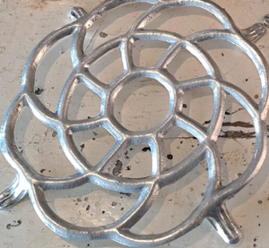 Al por mayor, de alta calidad, soporte de metal de aluminio fundido plateado, resistente al calor, para encimera de cocina, para ollas y utensilios de mesa - Product Image 3