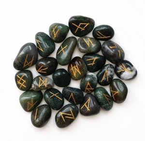 Ensemble de pierres runiques en agate verte mousse avec symboles dorés et pochette en velours pour la guérison Reiki et la méditation - Product Image 5