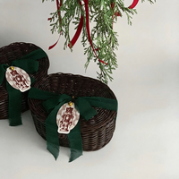 Geflochtene Rattanbox mit Deckel für festliche Geschenkpräsentation und wiederverwendbare dekorative Geschenkbox für Ramadan-Geschenke.
