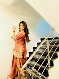 Elegante Conjunto Sharara de Seda Fandy con Bordado y Lentejuelas, Incluye Dupatta - Product Image 2