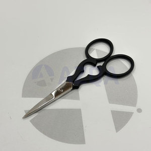 Vente en gros 3.5 ''Ciseaux en céramique noire lisse de haute qualité Broderie personnalisée Imprimé fantaisie Aiguille pointue Ciseaux à revêtement noir - Product Image 4