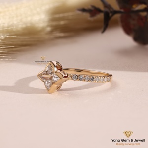 Bague en or jaune massif 14 carats avec diamant CVD de laboratoire taille Lily de 1,00 carat, sertie en clos floral, couleur E, clarté VS1, certifiée IGI, pour elle - Product Image 2