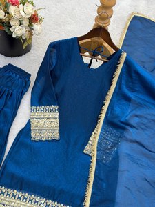 Compre un llamativo conjunto de 3 piezas de salwar kameez de seda pura, completamente cosido y listo para usar, con dupatta, a precio de mayoreo. - Product Image 6
