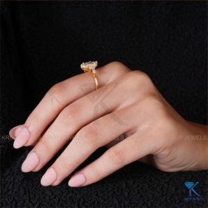 Anillos de compromiso de diamantes hexagonales cultivados en laboratorio al por mayor, oro amarillo macizo de 14 quilates, fabricante y proveedor de joyería nupcial fina personalizada - Product Image 4