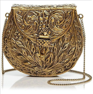 Pochette en métal doré antique avec motif de feuilles en filigrane en relief, fermeture à loquet frontal et fine chaîne de transport, en gros. - Product Image 1