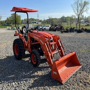 Tracteur compact Kubota L2502HST haut de gamme, conçu pour des performances puissantes sur le terrain, l'aménagement paysager et des applications utilitaires polyvalentes - Product Image 3