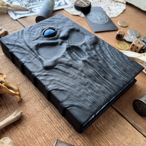 Diario de Cuero con Diseño de Esqueleto de Tercer Ojo, Libro de Hechizos de Cuero Negro con Ojo Azul, Cuaderno de Tapa Dura con Encuadernación Antigua, Papeles Blancos Hechos a Mano - Product Image 2