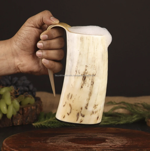 Mug à boire en corne de bœuf authentique de style viking, gravé, de type tankard médiéval - Product Image 3