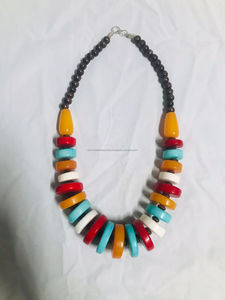 Découvrez notre collier en résine artisanal un mélange parfait d'art et d'élégance. Fabriqué avec une haute qualité - Product Image 6