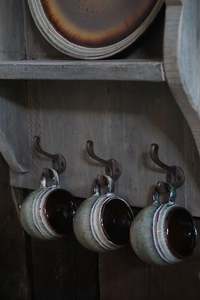 Estante de cocina y perchero de madera gris con estante abierto, tres ganchos colgantes, organizador de almacenamiento de pared rústico para decoración del hogar - Product Image 3