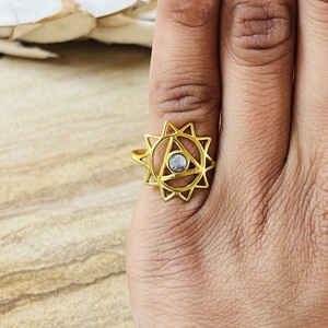 Bague en laiton plaqué or 18 carats pour femme, design élégant, pierre de lune, style bohème, motif étoile géométrique, bijoux célestes délicats, vente en gros/OEM/ODM - Product Image 2