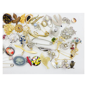 Magnífico Juego de Accesorios Unisex de Segunda Mano de la Mejor Calidad a Precios Increíbles, 50 Broches de Moda - Product Image 1