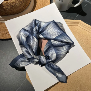 1 pièce Foulard carré en soie simulée à carreaux de 70 cm pour femme, style simple et frais, polyvalent pour la tête, les sacs et les vêtements - Product Image 4