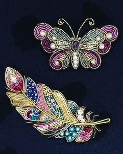 Broche brodée à la main avec des perles scintillantes, des perles et des cristaux - Product Image 6