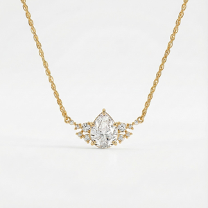 Collier pendentif diamant taille poire en or jaune, sertissage griffe, style classique, bijoux de fiançailles pour femme - Product Image 1