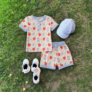 Adorable ensemble moderne de vêtements pour enfants et garçons en spandex/polyester avec impression crayon pour les journées ensoleillées et les aventures de tous les jours - Product Image 3