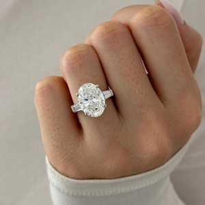 Énorme bague à trois pierres en diamant ovale de 6 carats, cultivé en laboratoire, E VVS2, en or blanc 18 carats, double halo caché, bague de fiançailles, certifiée IGI - Product Image 6