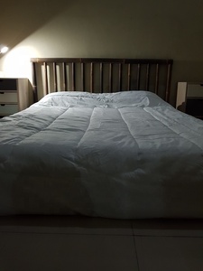 เตียงผนังไม้ไผ่พร้อมที่เก็บของหัวเตียงและเฟอร์นิเจอร์บ้านปรับความสูงได้สำหรับห้องนอนหรือโรงแรม - Product Image 3