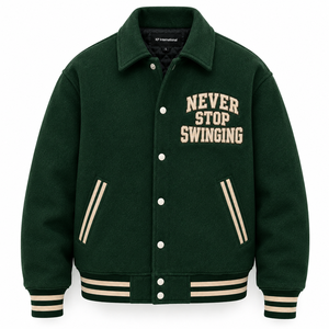 Chaqueta Varsity Verde para Hombre, Bordada con 'Never Stop Swinging', Estilo Preppy, Corte Regular, para Otoño - Product Image 1