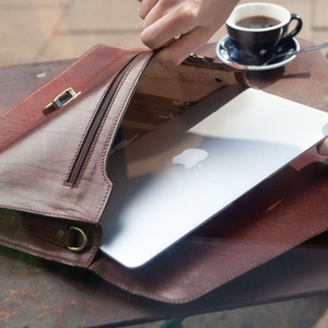 Sac de bureau en cuir véritable cousu main, style enveloppe, en cuir de vachette pleine fleur couleur cognac, avec fermoir en laiton doré, vente en gros - Product Image 4