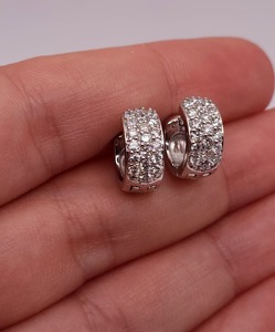 Pendientes de Aro Huggie de 3 Filas de Oro Sólido de 14K con Diamante Cultivado en Laboratorio de 0.76 Ct, Joyería Fina Minimalista y Elegante para Uso Diario, Regalo para Mujer - Product Image 1
