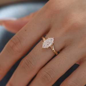 Anillo de Compromiso con Diamante Cultivado en Laboratorio de 1.5CT, Corte Marquesa, Oro Amarillo de 14K, Seis Puntas, Estilo Art Nouveau, Inspirado en la Naturaleza - Product Image 1